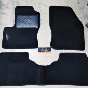 Set Tappeti Auto Ford Kuga 2008 > 2012 in Moquette Nero con Rinforzo Battitacco e Velcro di fissaggio ricamato