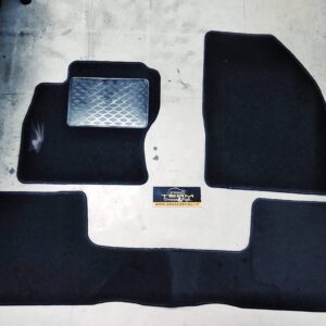 Set Tappeti Auto Ford Focus 2010 > 2018 in Moquette Nero con Rinforzo Battitacco e Velcro di fissaggio ricamato