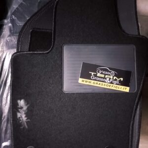 Set Tappeti Auto Fiat 500 X 2015> in Moquette Nero con Rinforzo Battitacco e Velcro di fissaggio ricamato