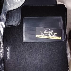 Set Tappeti Auto Fiat 500 dal 2007 > in Moquette Nero con Rinforzo Battitacco e Velcro di fissaggio ricamato