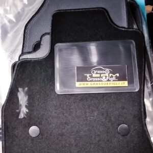 Set Tappeti Auto Fiat 500 L dal 2012 al 05/2017 in Moquette Nero con Rinforzo Battitacco e Velcro di fissaggio ricamato