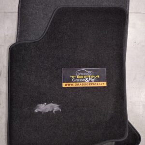 Set Tappeti Auto Suzuki Grand Vitara dal 1998 al 2005 -  Moquette Nero con Rinforzo Battitacco e Velcro di fissaggio ricamato