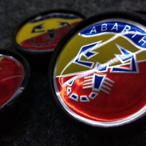 Kit 4 Coprimozzo Ruota con logo Scorpione Tipo Abarth Vintage - Colore Rosso Giallo Blu Center Caps da diametro esterno 48mm diametro interno 42mm Tappo Tappi 2403100 FM24031